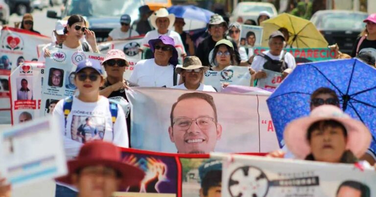 Familiares marchando con lonas de las personas desaparecidas, entre ellas una de Pablo Jared, caso muy mediático en Coahuila.