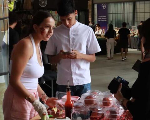 Asistentes al Mercado Joven en Paseo Villalta en Saltillo.