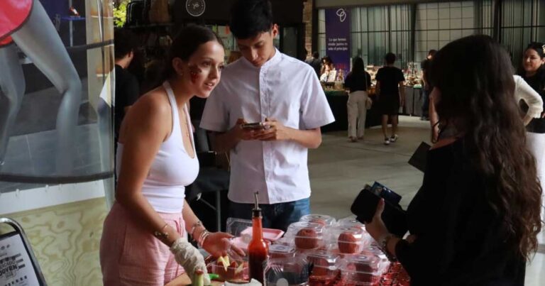 Asistentes al Mercado Joven en Paseo Villalta en Saltillo.