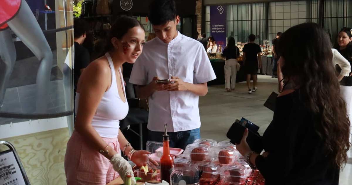 Asistentes al Mercado Joven en Paseo Villalta en Saltillo.