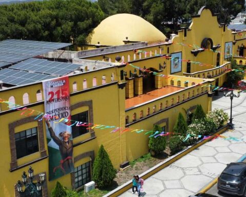 Vista aérea de la fachada de la presidencia municipal de Ramos Arizpe con las decoraciones de símbolos patrios.