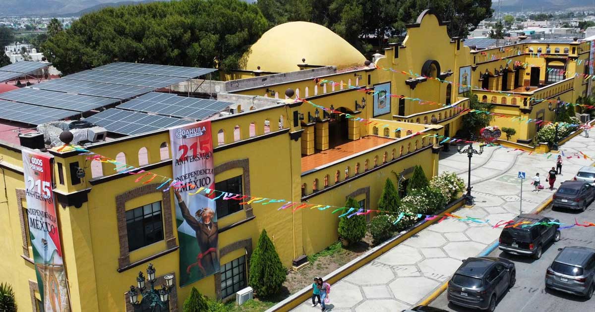 Vista aérea de la fachada de la presidencia municipal de Ramos Arizpe con las decoraciones de símbolos patrios.