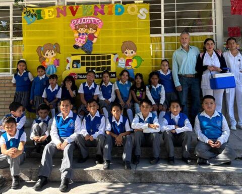Estudiantes de primaria y personal de la jornada de vacunación en escuelas de Parras.