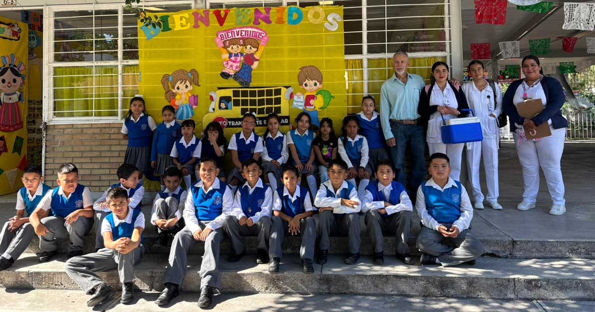 Estudiantes de primaria y personal de la jornada de vacunación en escuelas de Parras.