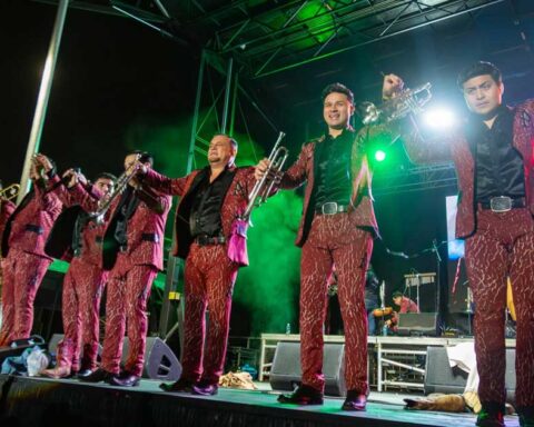 Integrantes de La Arrolladora Banda el Limón.