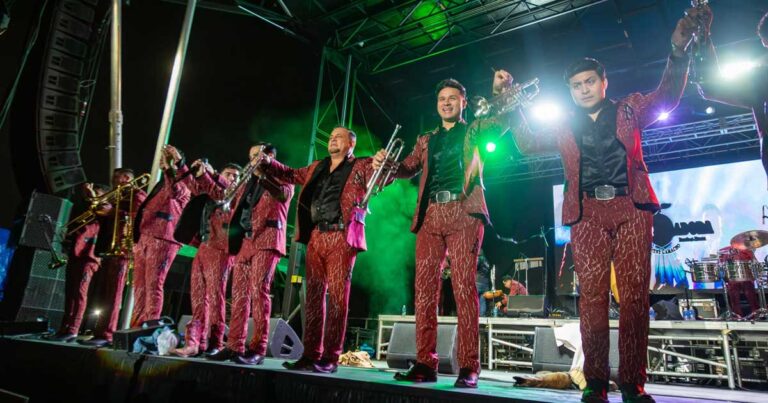 Integrantes de La Arrolladora Banda el Limón.