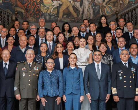 La presidenta Claudia Sheinbaum con gobernadores y otras autoridades.