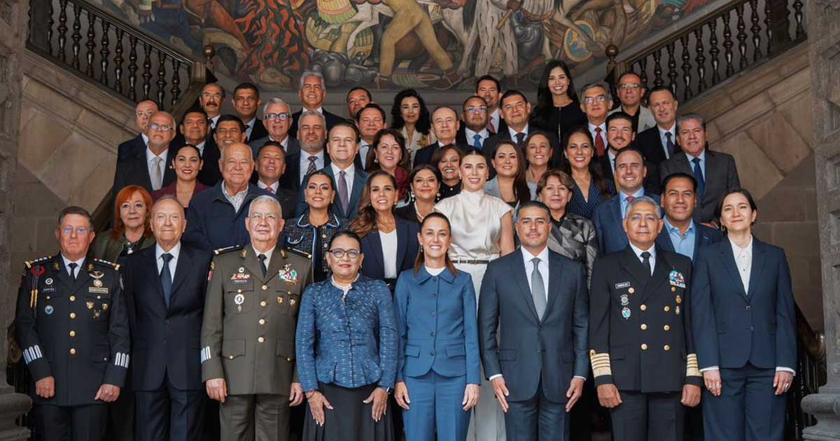 La presidenta Claudia Sheinbaum con gobernadores y otras autoridades.