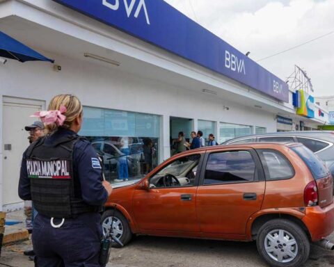 Una mujer policía afuera de un banco.