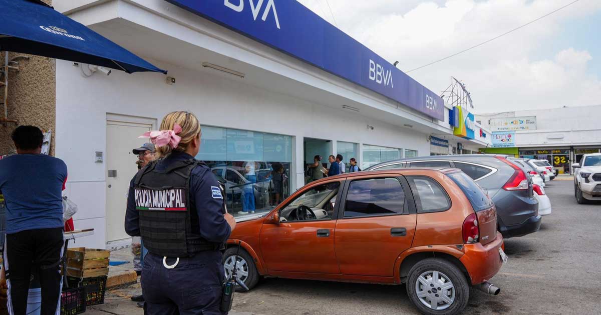 Una mujer policía afuera de un banco.