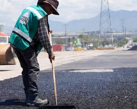 Trabajador reparando un bache en Ramos Arizpe.
