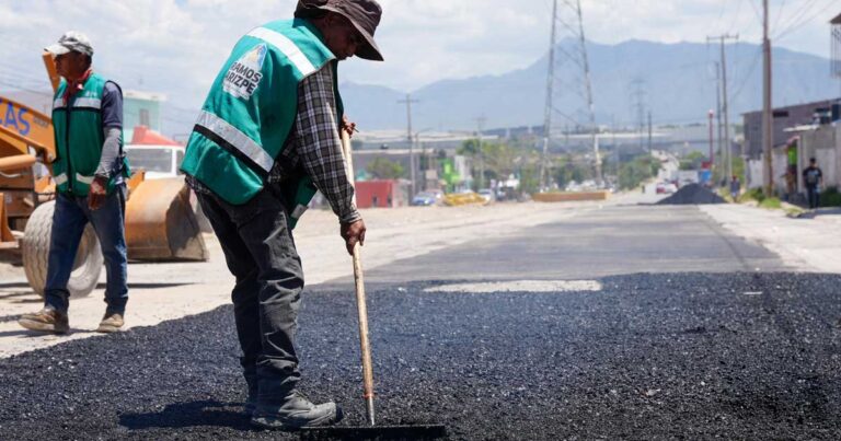 Trabajador reparando un bache en Ramos Arizpe.