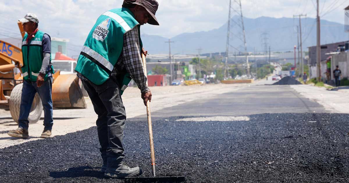 Trabajador reparando un bache en Ramos Arizpe.