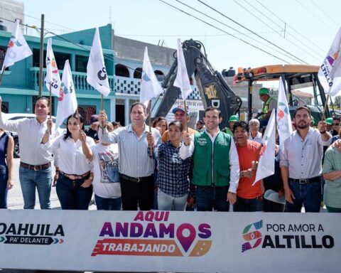 Alcalde Javier Díaz y otros funcionarios dando el banderazo para la repavimentación.