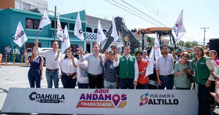Alcalde Javier Díaz y otros funcionarios dando el banderazo para la repavimentación.