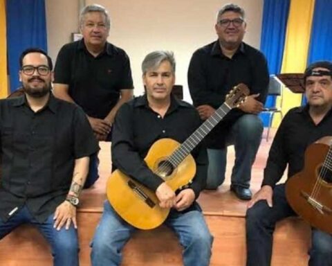 Cinco integrantes del grupo COAHUILENSES Ensamble Lobo.
