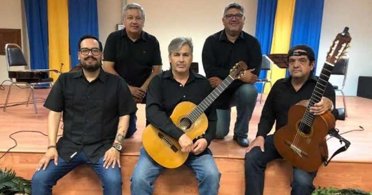 Cinco integrantes del grupo COAHUILENSES Ensamble Lobo.