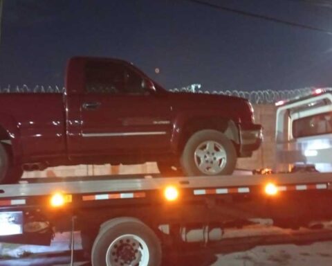 Una grúa trasladando la camioneta en la que se transportaba droga.