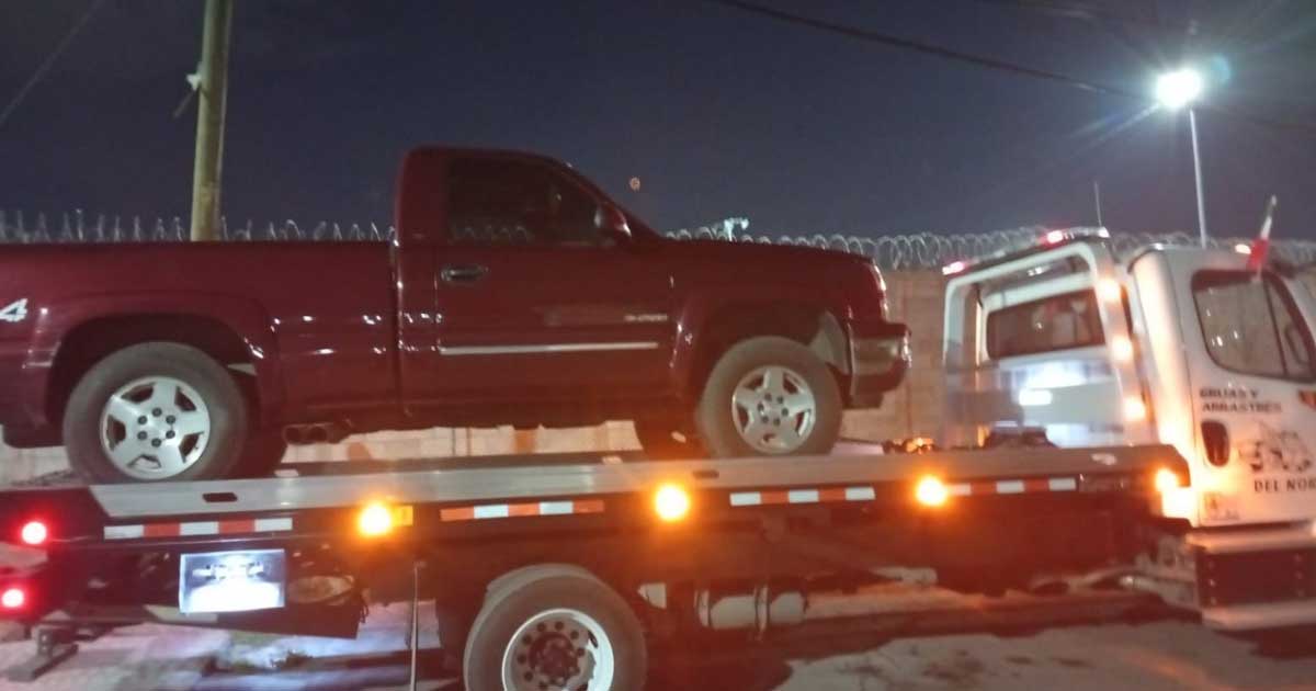 Una grúa trasladando la camioneta en la que se transportaba droga.