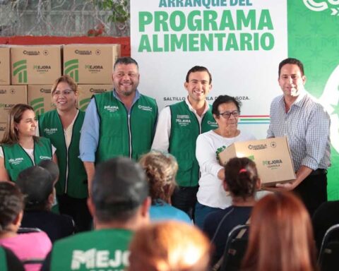Funcionarios echando a andar el programa en Saltillo.