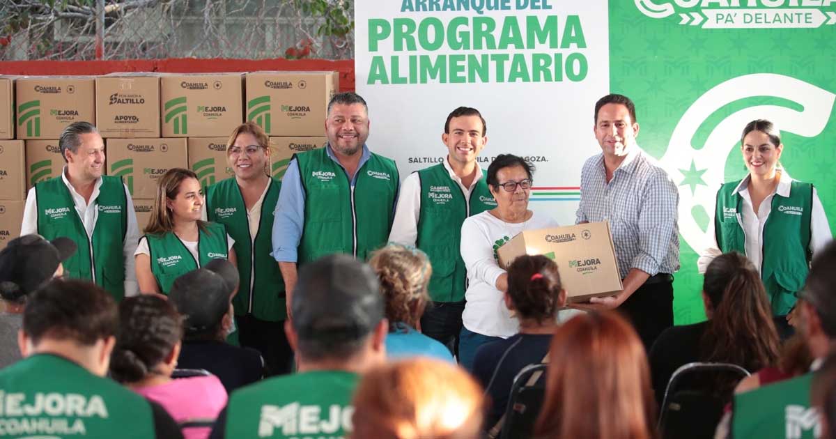 Funcionarios echando a andar el programa en Saltillo.
