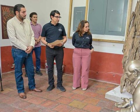 Alcalde Carlos Villarreal y otros funcionarios dentro de la Sala Hidalgo.