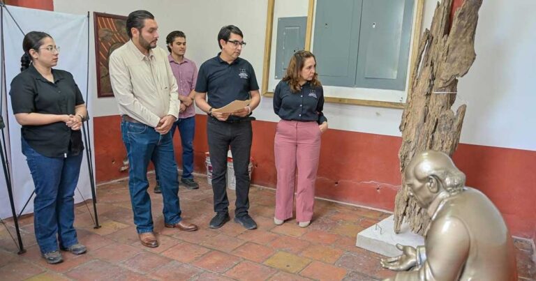 Alcalde Carlos Villarreal y otros funcionarios dentro de la Sala Hidalgo.