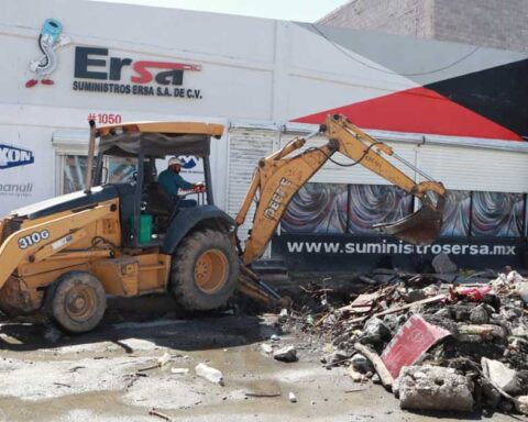 Un hombre en excavadora removiendo escombro en Saltillo.