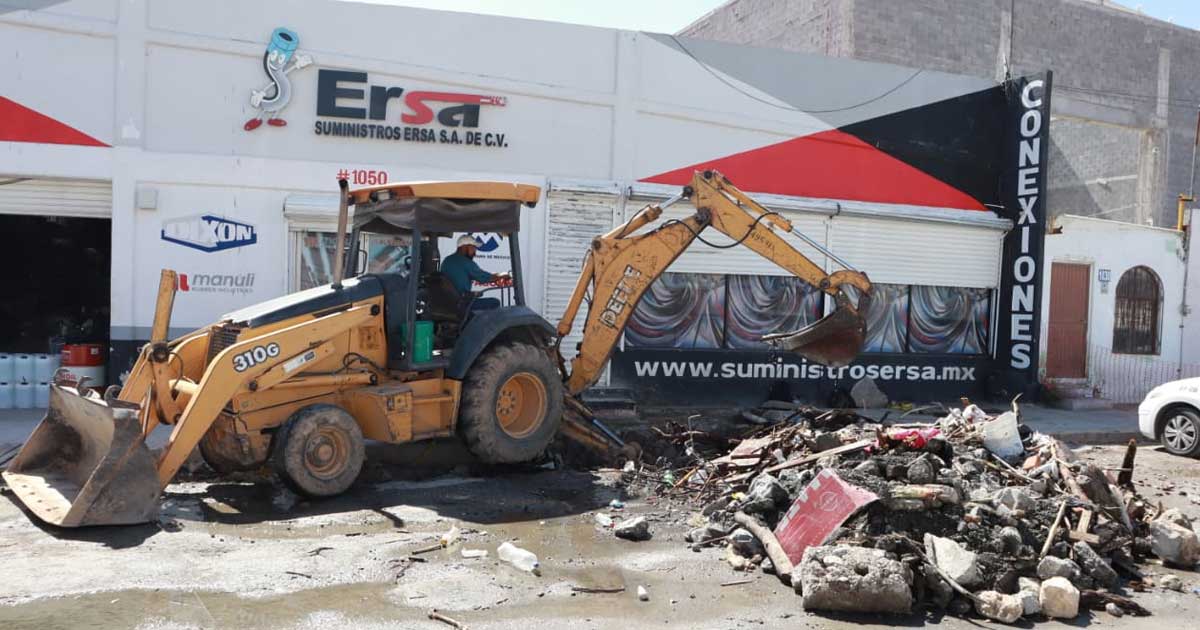 Un hombre en excavadora removiendo escombro en Saltillo.