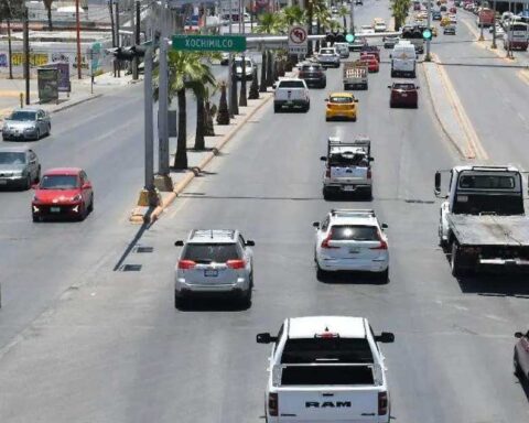 Vehículos circulando por una avenida de Torreón.