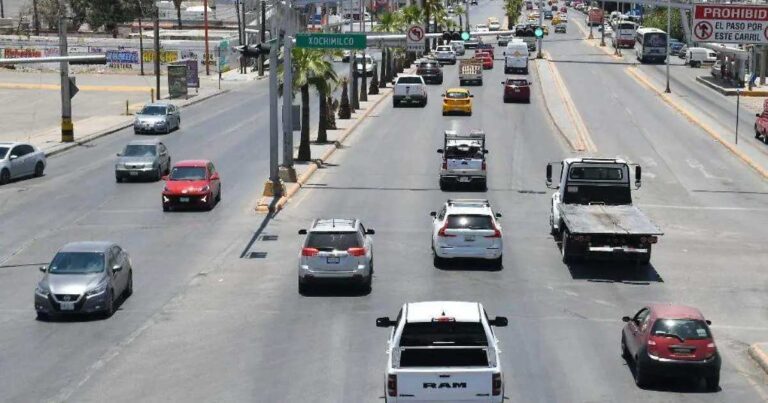 Vehículos circulando por una avenida de Torreón.