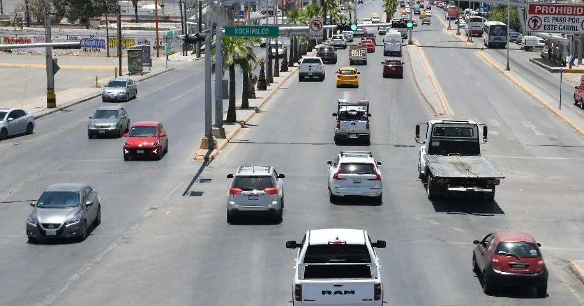 Vehículos circulando por una avenida de Torreón.