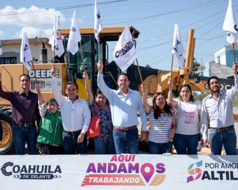 Alcalde de Saltillo Javier Díaz y otros funcionarios dando el banderazo de arranque para la pavimentación de varias calles.