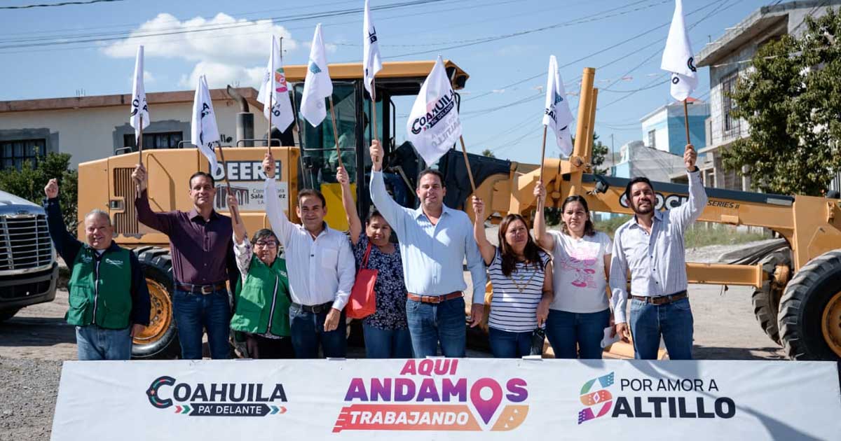 Alcalde de Saltillo Javier Díaz y otros funcionarios dando el banderazo de arranque para la pavimentación de varias calles.