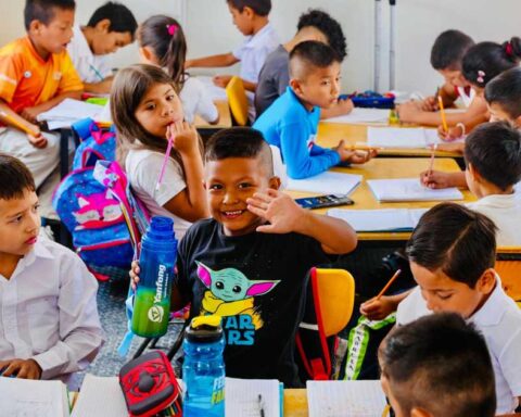Niños dentro de las nuevas aulas móvile en escuela de Ramos Arizpe.