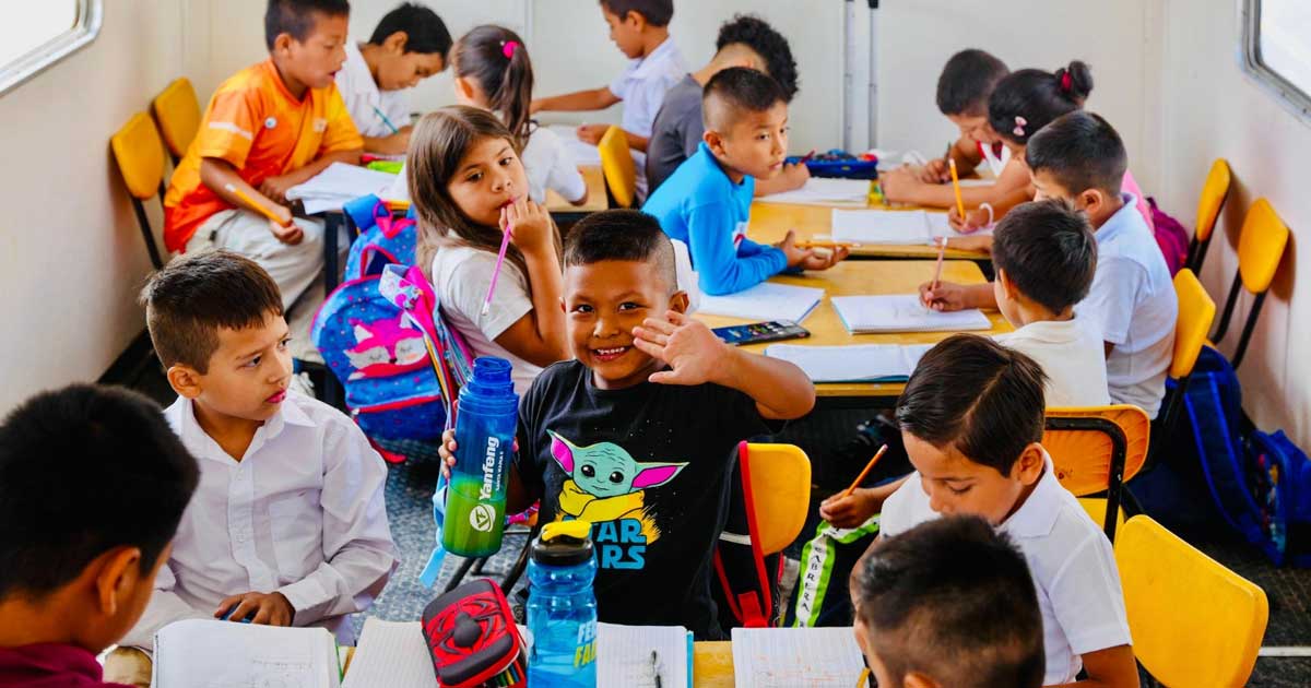 Niños dentro de las nuevas aulas móvile en escuela de Ramos Arizpe.