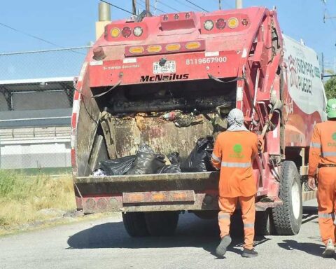 Camión de PASA y trabajadores recolectando basura.