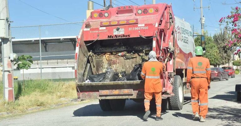 Camión de PASA y trabajadores recolectando basura.