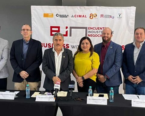 Empresarios en rueda de prensa anunciando el Encuentro Industrial 2025 en Torreón.