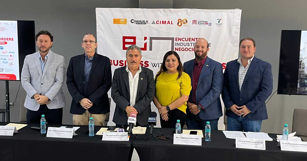 Empresarios en rueda de prensa anunciando el Encuentro Industrial 2025 en Torreón.