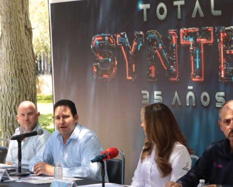 Alcalde de Saltillo Javier Díaz y otros funcionarios en rueda de prensa al aire libre.