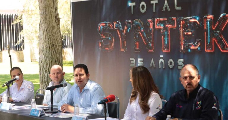 Alcalde de Saltillo Javier Díaz y otros funcionarios en rueda de prensa al aire libre.