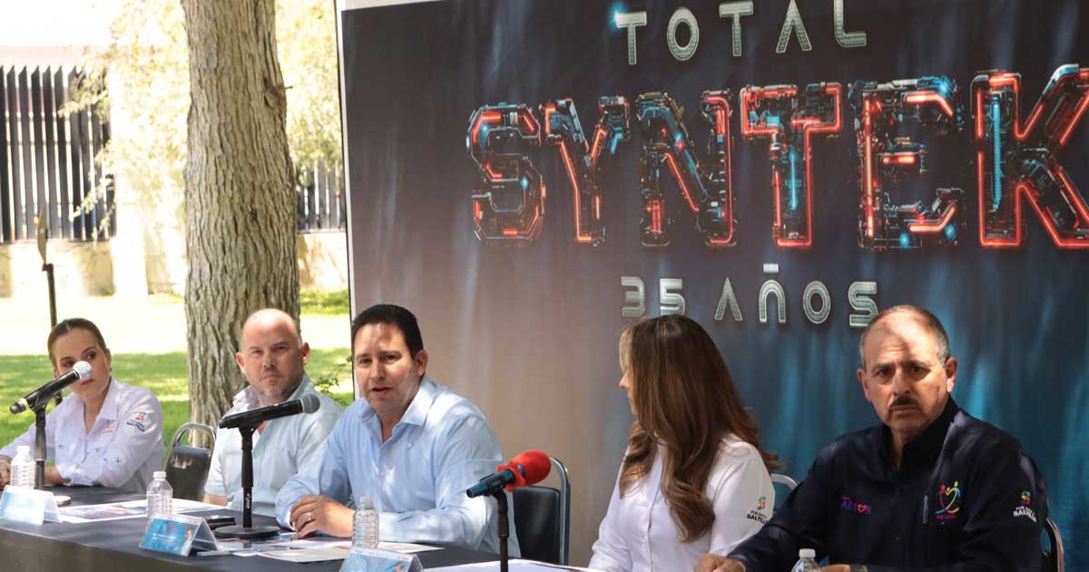 Alcalde de Saltillo Javier Díaz y otros funcionarios en rueda de prensa al aire libre.