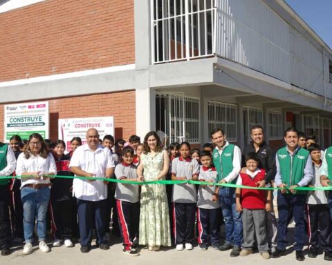 Funcionarios de Mejora Coahuila cortando el listón de las obras entregados en una secundaria de Saltillo.