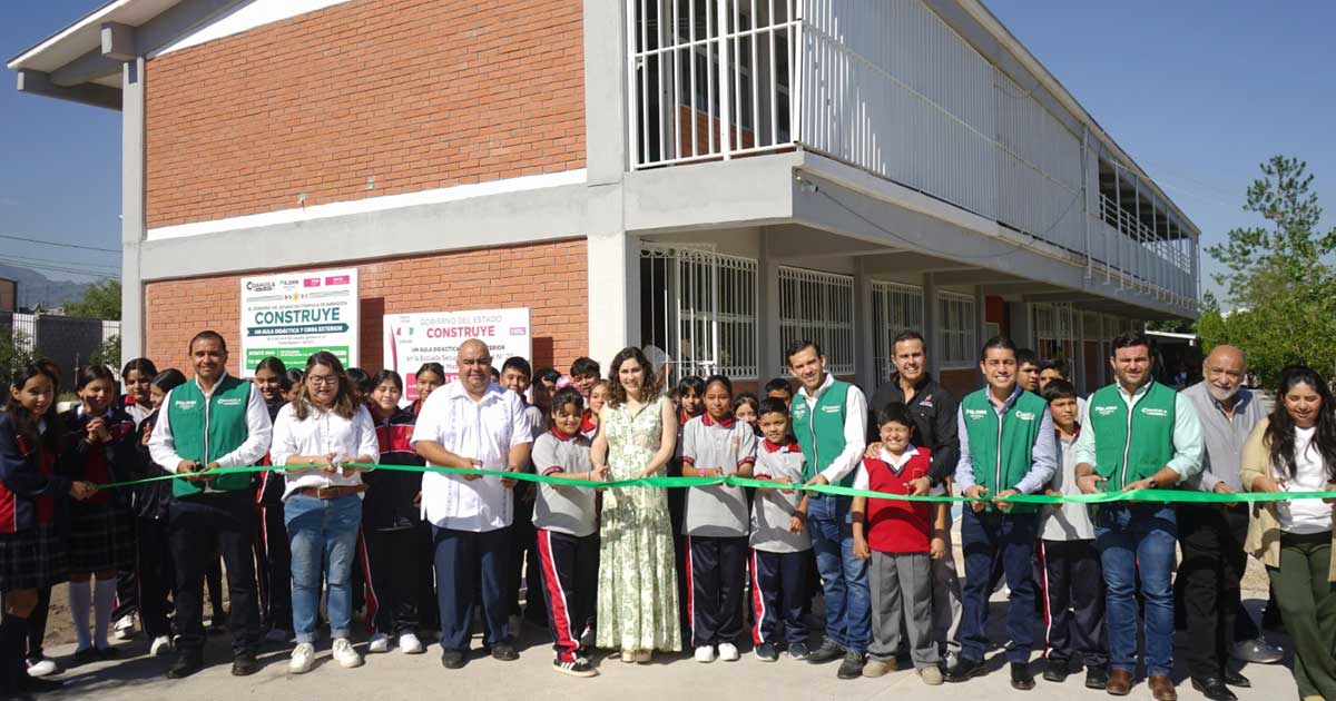 Funcionarios de Mejora Coahuila cortando el listón de las obras entregados en una secundaria de Saltillo.