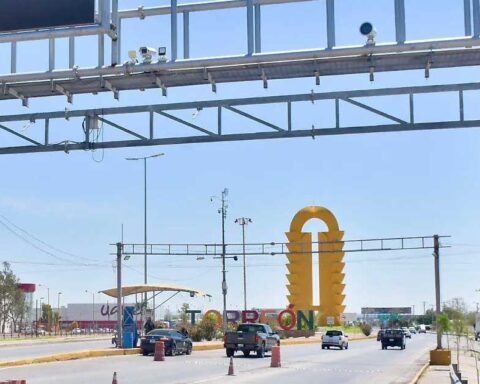 La icónica Puerta Amarilla y las letras turísticas de Torreón a la entrada de la ciudad.