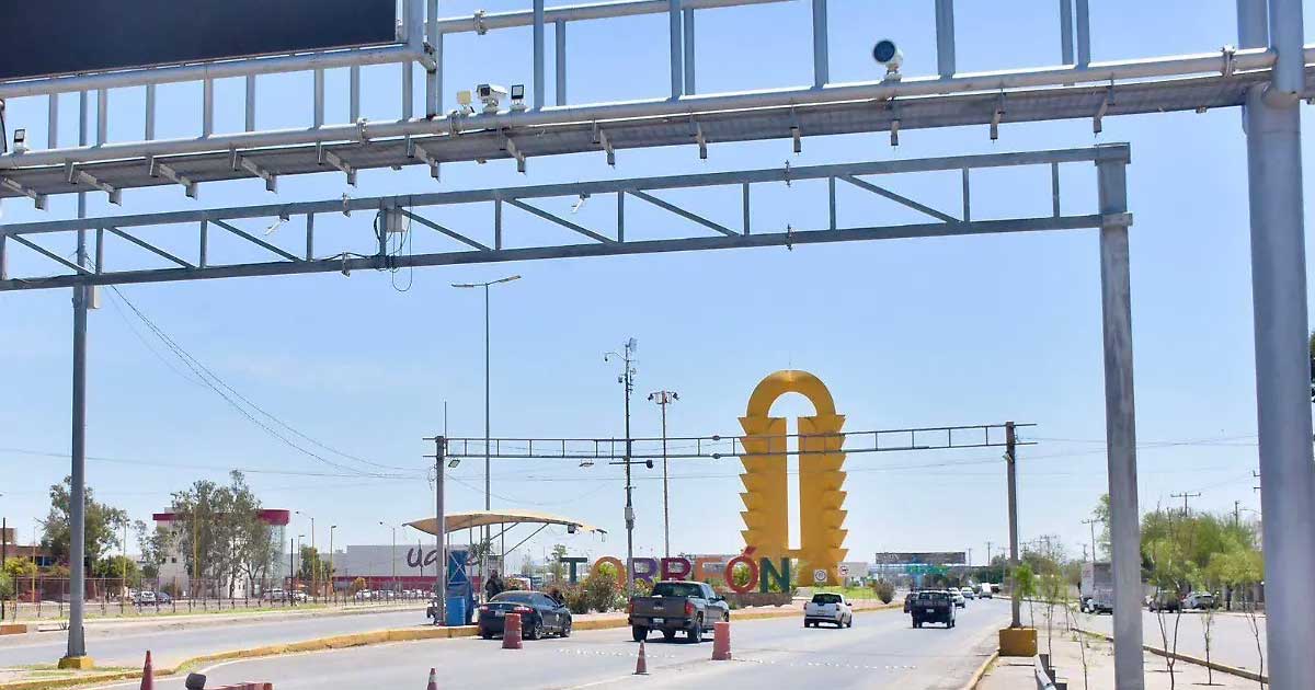 La icónica Puerta Amarilla y las letras turísticas de Torreón a la entrada de la ciudad.
