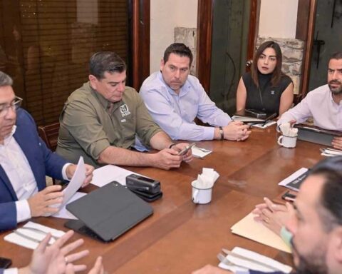 Funcionarios en reunión de trabajo en Monclova.