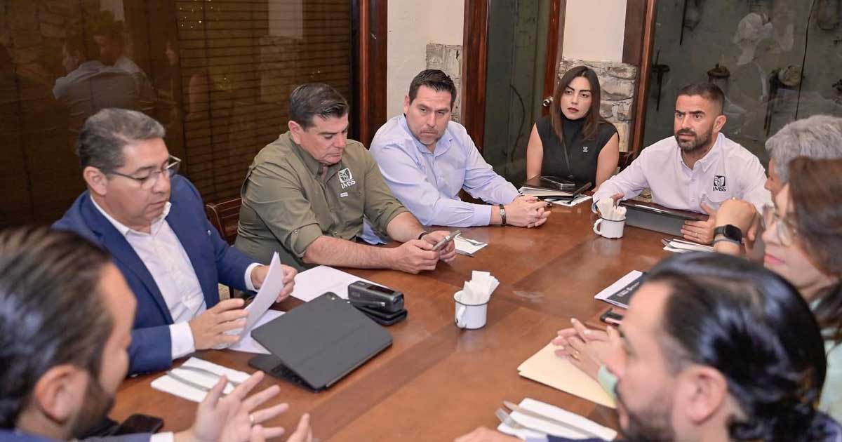 Funcionarios en reunión de trabajo en Monclova.