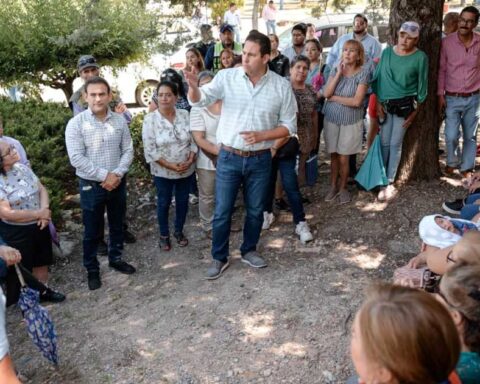 Alcalde Javier Díaz dialogando con vecinos.
